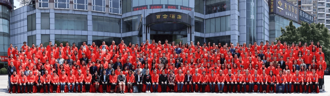 顺祥员工与嘉宾合影